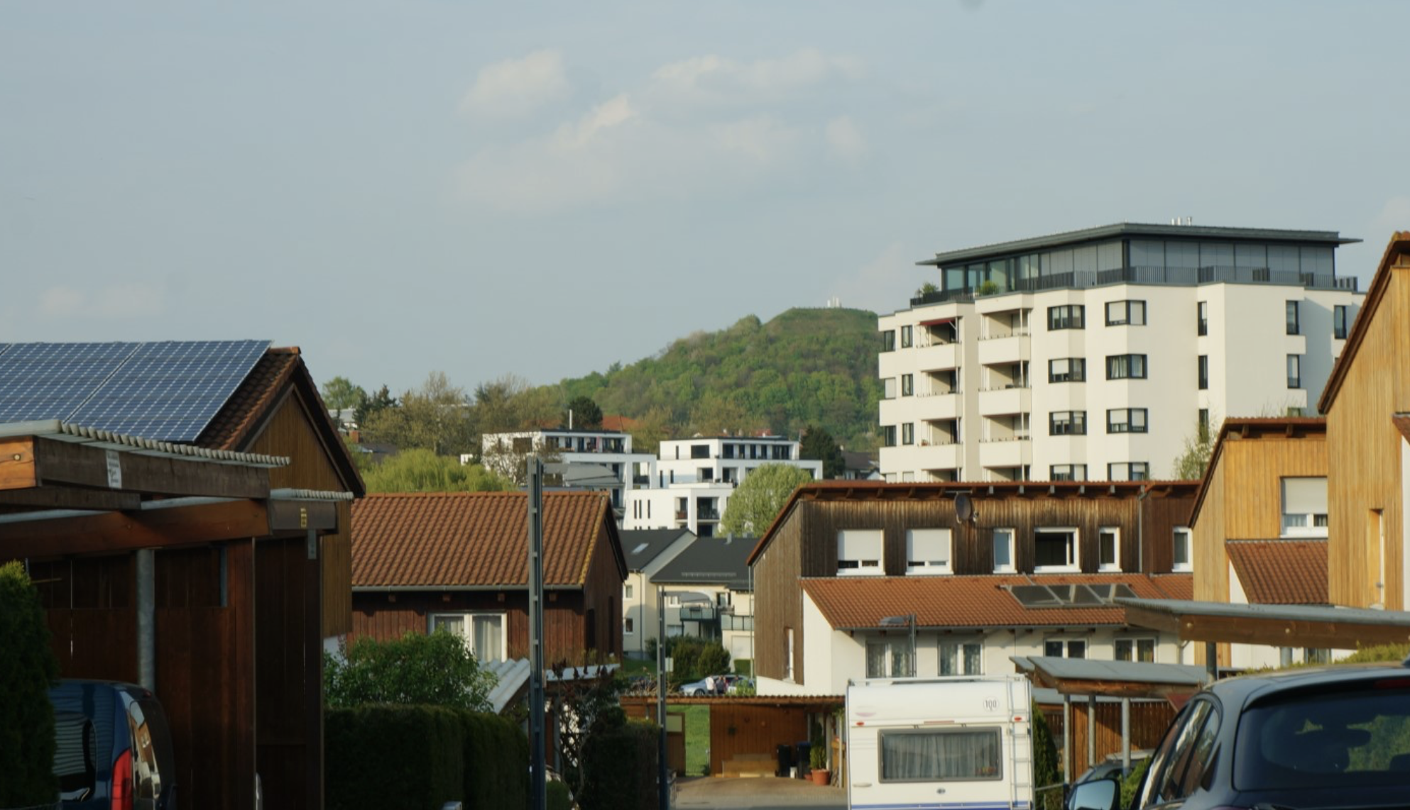 Modernes Arlinger mit Wallberg im Hintergrund in Pforzheim